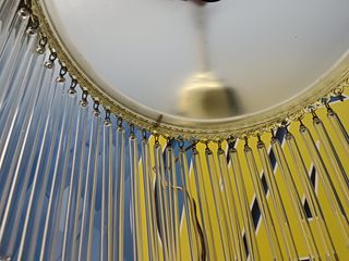 Preciosa Lámpara de latón y cristal , con colgantes, diametro 25 cm.