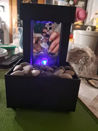 Fonte de água e luz decorativa