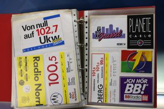 02. Gran lote pegatinas emisoras de radio extranjeras.