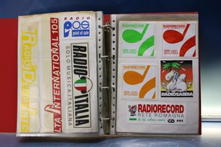 02. Gran lote pegatinas emisoras de radio extranjeras.