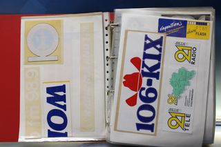 02. Gran lote pegatinas emisoras de radio extranjeras.