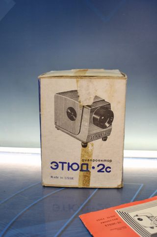 Proyector diapositivas Etude 2c. URSS. En su caja con manual en inglés.