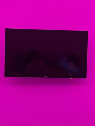 Televisor Samsung con media pantalla de un color