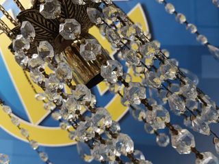 Preciosa Lampara de techo Araña, mid century, cristal de roca 18 brazos, 56 cm.