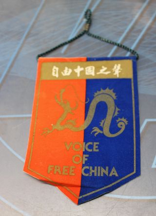 Banderines emisoras radio Asia: Taipei, Japan, Beijing, Korea.