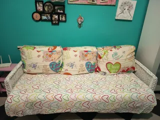 Sofá Cama Mimbre Blanco con colchón y cojines.