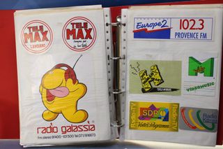 03. Gran lote pegatinas emisoras de radio extranjeras.