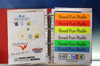 03. Gran lote pegatinas emisoras de radio extranjeras.