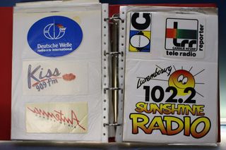 04. Gran lote pegatinas emisoras de radio extranjeras.