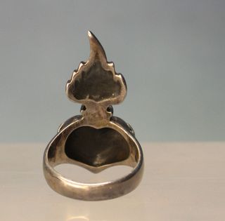 01. Anillo de plata 925 corazón en llamas.