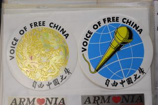 06. Gran lote pegatinas emisoras de radio extranjeras.