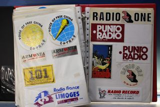 06. Gran lote pegatinas emisoras de radio extranjeras.
