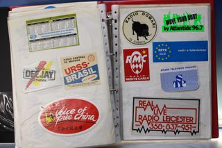 06. Gran lote pegatinas emisoras de radio extranjeras.