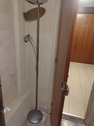 Lámpara de pie cromada salón/comedor