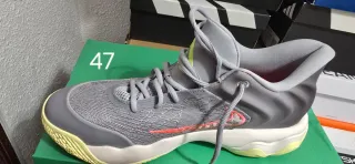 Zapatillas deportivas grises y amarillas talla 47