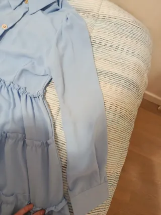 Vestido azul cielo con volantes. Con etiqueta