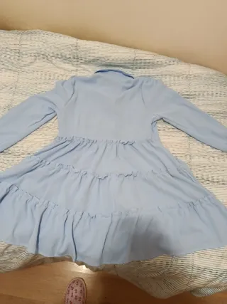 Vestido azul cielo con volantes. Con etiqueta