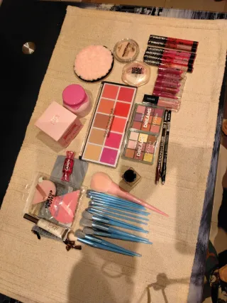 Lote 40 productos maquillaje nuevos