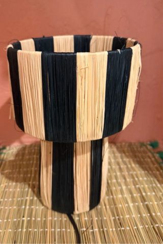 Lámpara de mesa de rafia rayada. Sin marca