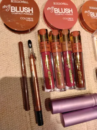 Lote de 27 productos maquillaje