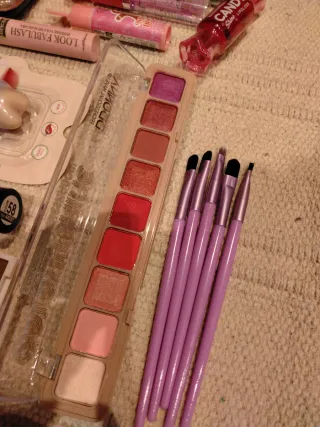 Lote de 27 productos maquillaje