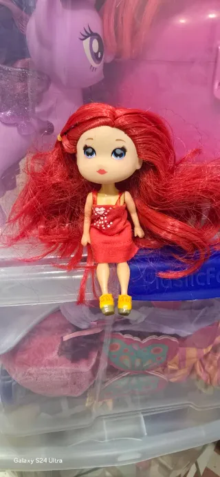 Muñeca Ariel con vestido rojo