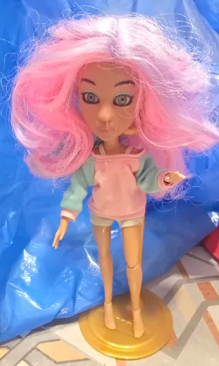Muñeca pelo rosa y azul