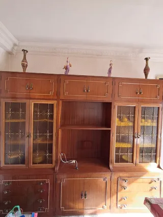 Mueble de madera con puertas de cristal