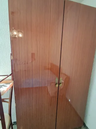 Armario de madera marrón