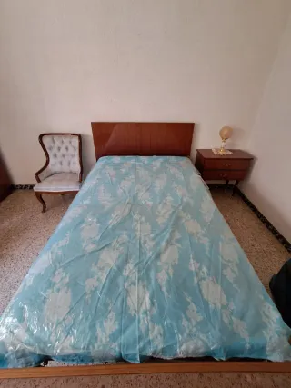 Cama con cabecero de madera, somier y colchón