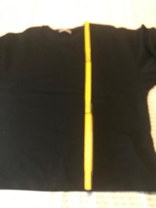 Felpa nera con maniche blu