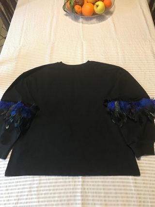 Felpa nera con maniche blu