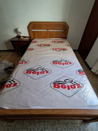 Cama de madera con colchón y somier