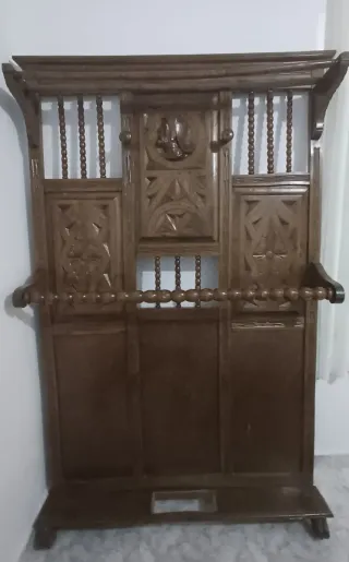 Mueble perchero de madera antiguo