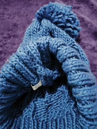 Gorro de lana azul con pompón
