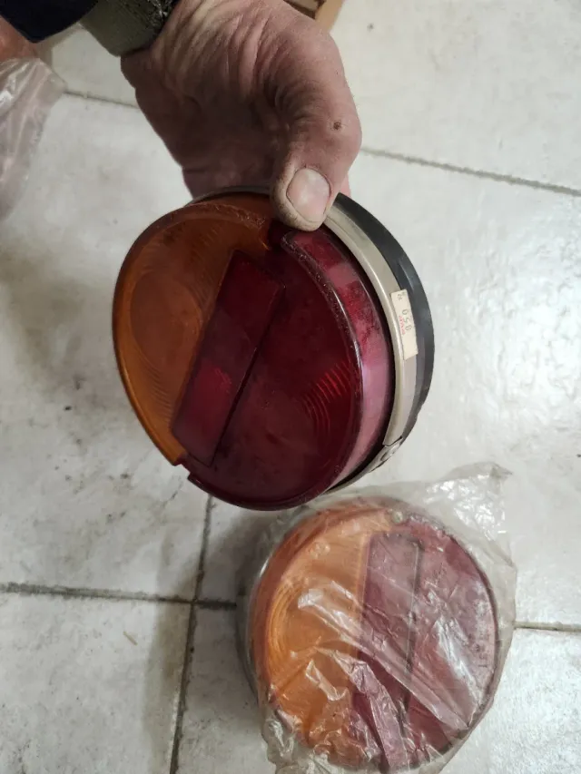 Piloto trasero Seat 850 con portalampara