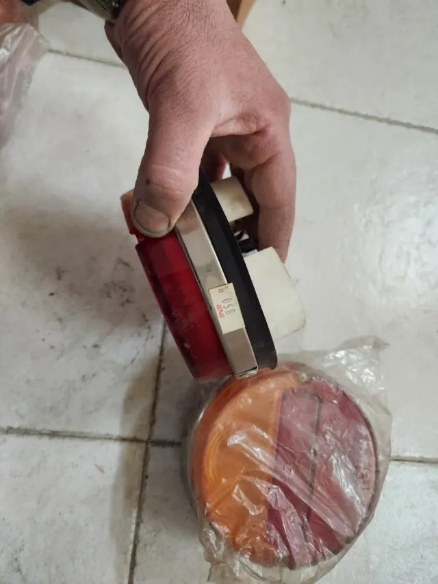 Piloto trasero Seat 850 con portalampara