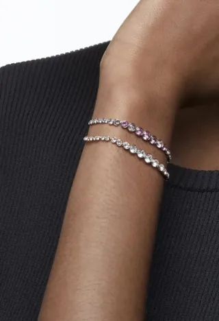 Pulsera ajustable con circonitas rosas y blancas.