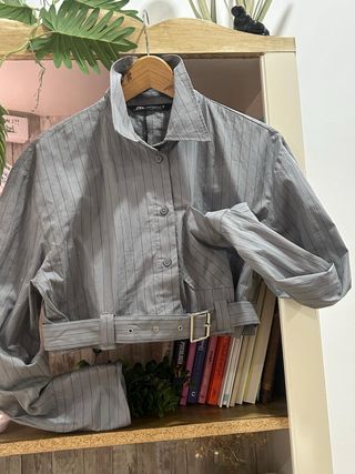 Camisa Crop Zara Rayas Gris Cinturón Talla Única