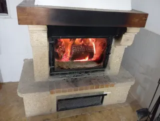 Chimenea de piedra y madera
