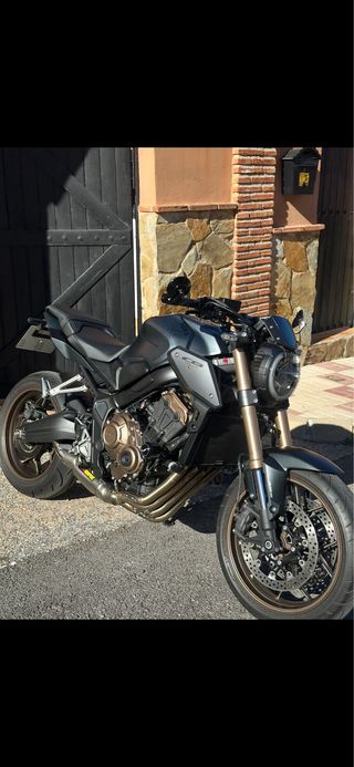 Honda CB650R con Akrapovic RACING LINE TITANIUM