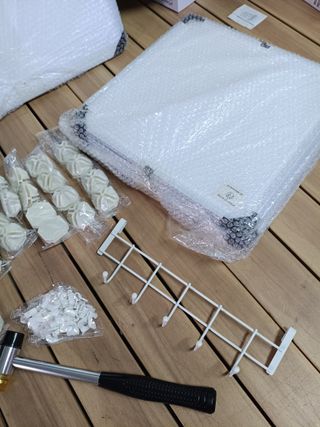 SONGMICS Mueble Zapatero Plástico, 8 Compartimentos para 32 Pares de Zapatos, con Puertas, Estructura de Acero y Estantes de Plástico, Armario para Dormitorio, Blanco Nube y Transparente LPC034W01