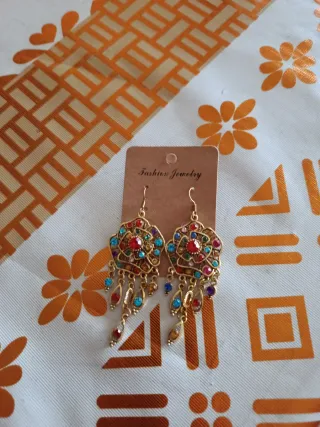 Pendientes largos dorados con piedras