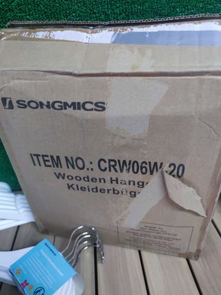 SONGMICS Juego de 20 Perchas para Niños de Madera Maciza, para Ropa Infantil, con Barra de Pantalones, Muescas en Hombros, Ganchos Giratorios, 35 cm Largo, Blanco y Plata CRW06W-20