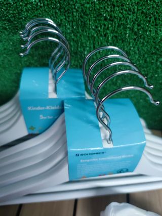 SONGMICS Juego de 20 Perchas para Niños de Madera Maciza, para Ropa Infantil, con Barra de Pantalones, Muescas en Hombros, Ganchos Giratorios, 35 cm Largo, Blanco y Plata CRW06W-20