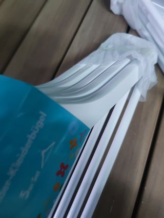 SONGMICS Juego de 20 Perchas para Niños de Madera Maciza, para Ropa Infantil, con Barra de Pantalones, Muescas en Hombros, Ganchos Giratorios, 35 cm Largo, Blanco y Plata CRW06W-20