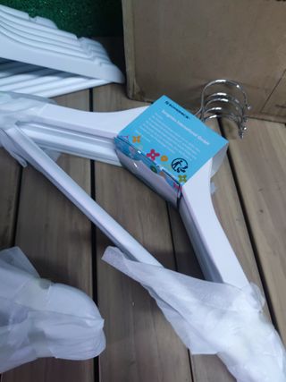 SONGMICS Juego de 20 Perchas para Niños de Madera Maciza, para Ropa Infantil, con Barra de Pantalones, Muescas en Hombros, Ganchos Giratorios, 35 cm Largo, Blanco y Plata CRW06W-20