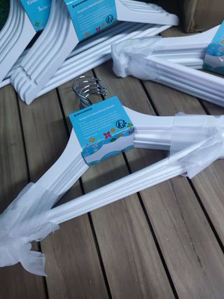 SONGMICS Juego de 20 Perchas para Niños de Madera Maciza, para Ropa Infantil, con Barra de Pantalones, Muescas en Hombros, Ganchos Giratorios, 35 cm Largo, Blanco y Plata CRW06W-20