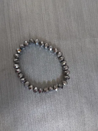 Pulsera de cuentas grises brillantes