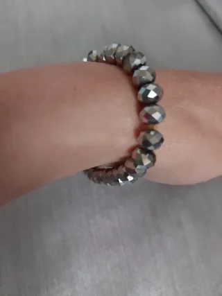 Pulsera de cuentas grises brillantes